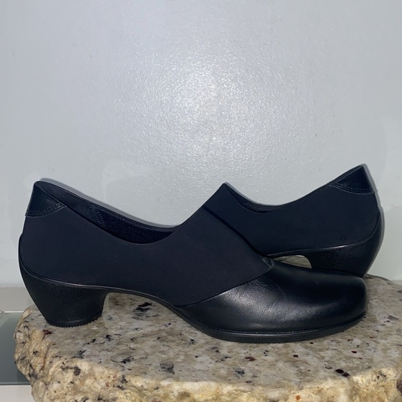 ECCO WOMEN'S SCULPTURED GTX BLACK LEATHER SLIP ON SHOE Size 38 (US 7-7.5) - Picture 12 of 16